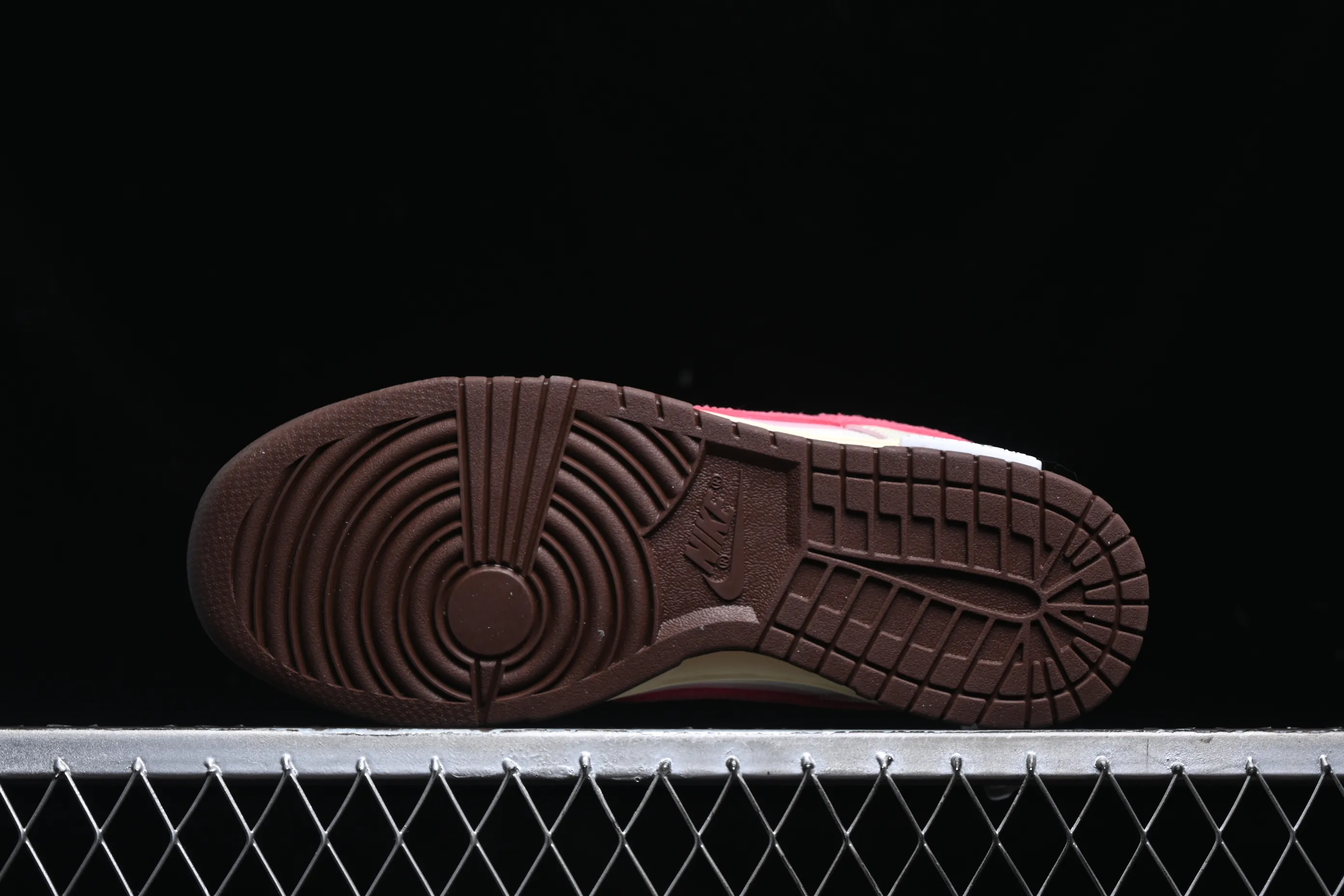 All Categories Nk SB Dunk Series Nk SB Dunk Low Low-top sneakers Nk Dunk "Surfaces In Brown And Sail" Panda Prank Flying Over the Skyline Weiyi Pink White Low-top casual sneakers DD1503-124